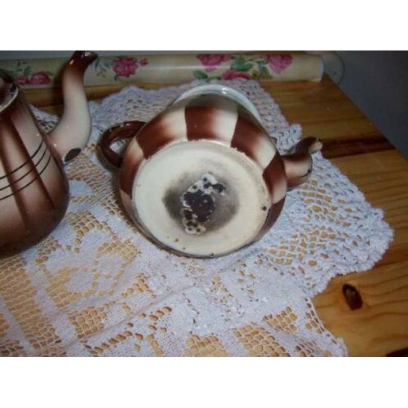 Theepotjes, emaille, bruin creme