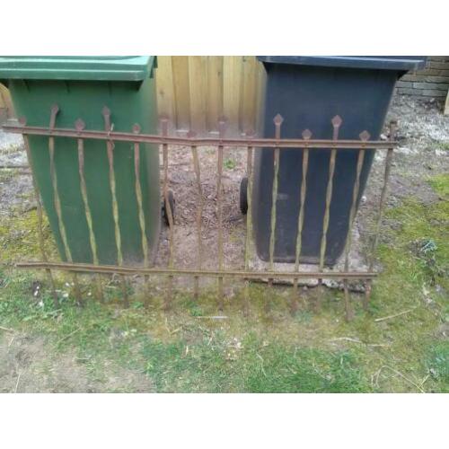 Oud antiek hekwerk.2x2 meter,1x 1,50 meter.