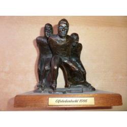 Bronsen beeld op houten voetstuk. Elfstedentocht 1986