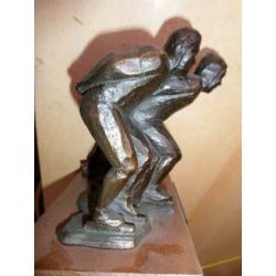 Bronsen beeld op houten voetstuk. Elfstedentocht 1986