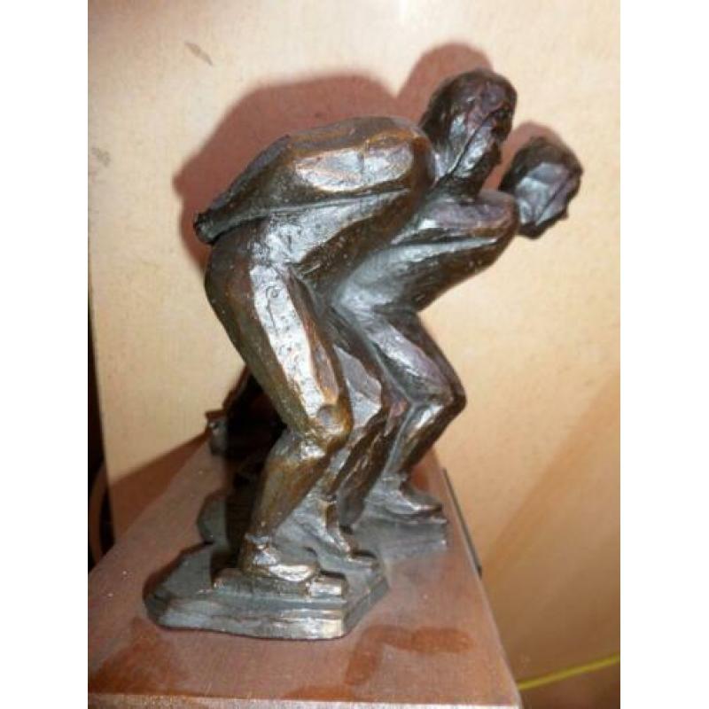 Bronsen beeld op houten voetstuk. Elfstedentocht 1986