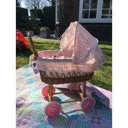 Rieten poppenwagen met pop en kleertjes