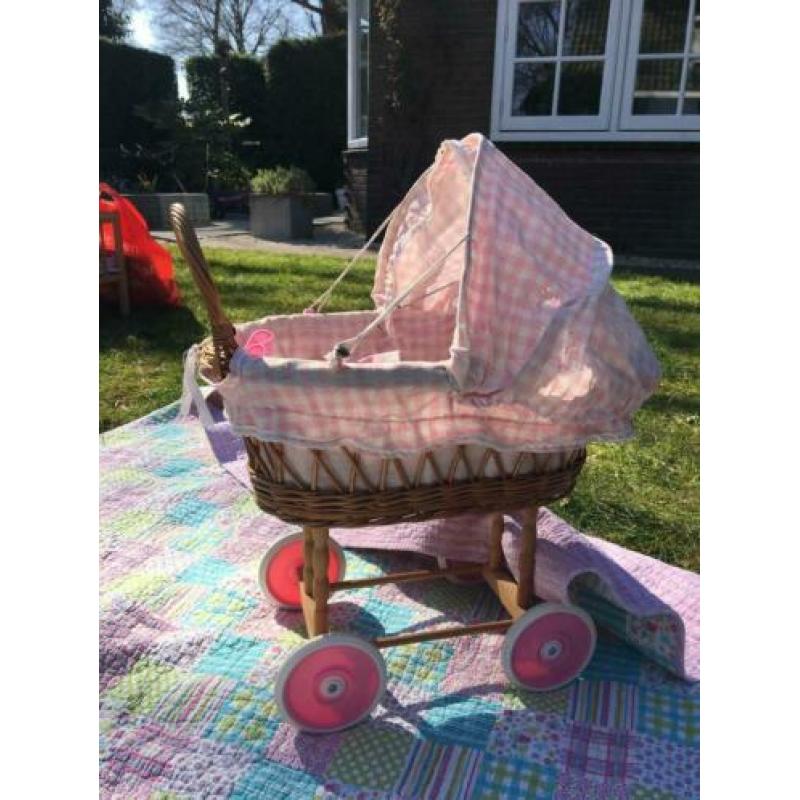 Rieten poppenwagen met pop en kleertjes