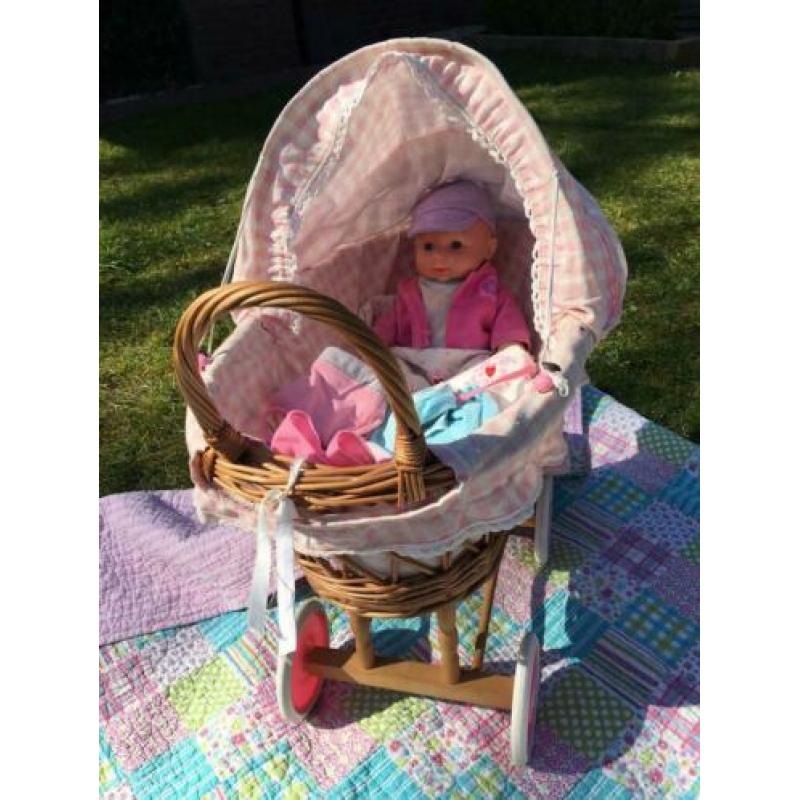 Rieten poppenwagen met pop en kleertjes