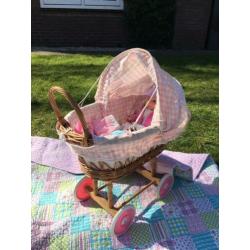 Rieten poppenwagen met pop en kleertjes
