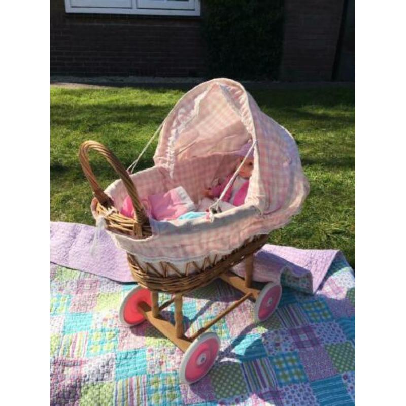 Rieten poppenwagen met pop en kleertjes