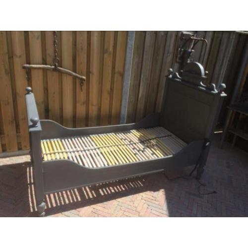 Antiek 1 persoons bed grenen met elektrische bed bodem