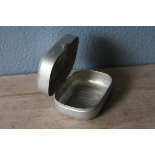 vintage aluminium zeepdoosje