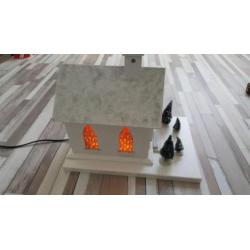 Handgemaakt kersthuis met verlichting