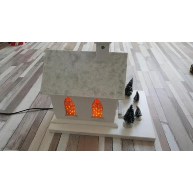 Handgemaakt kersthuis met verlichting