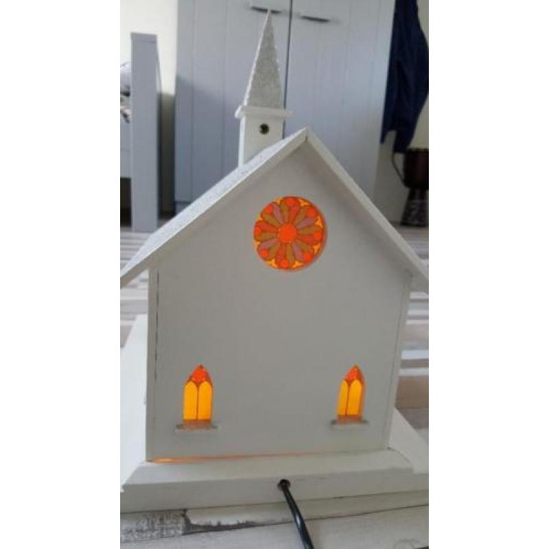 Handgemaakt kersthuis met verlichting