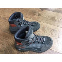 Lowa bergschoenen junior mt 32, gebruikt maar nog prima